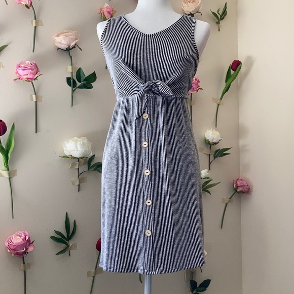 Dresses & Skirts - 🌻 Sleeveless striped dress